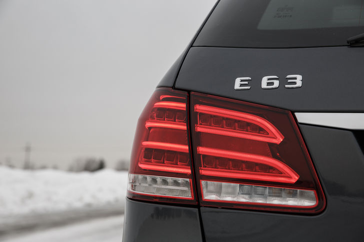 2014-Mercedes-Benz-E63-AMG-Wagon-rear-taillight