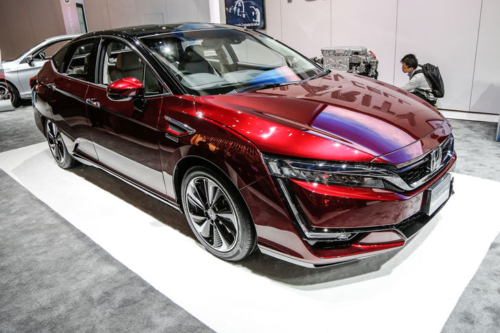 Honda-Clarity-Fuel-Cell-front-three-quarter-021