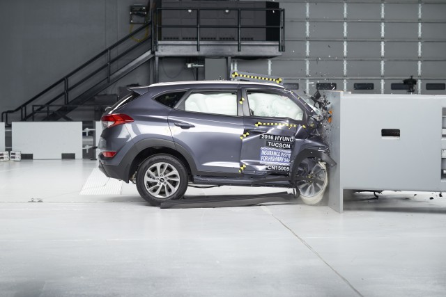 2016-hyundai-tucson-iihs-small-front-overlap-crash-test_100557074_m