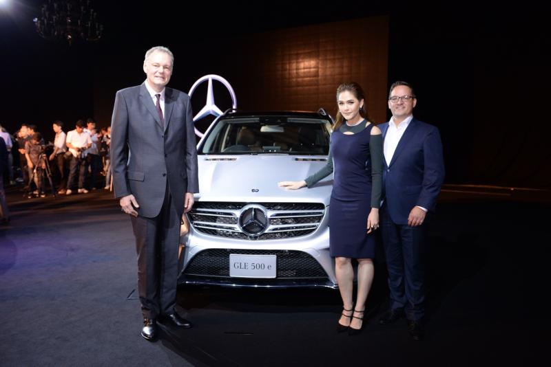 มร.ไมเคิล เกรเว่ มร.ฟรังค์ ชไตน์อัคเคอร์และชมพู่ อารยา เอ ฮาร์เก็ต