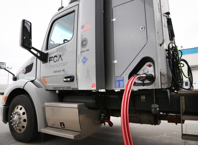 fiat-chrysler-automobiles-unveils-fleet-of-cng-trucks_100537734_m