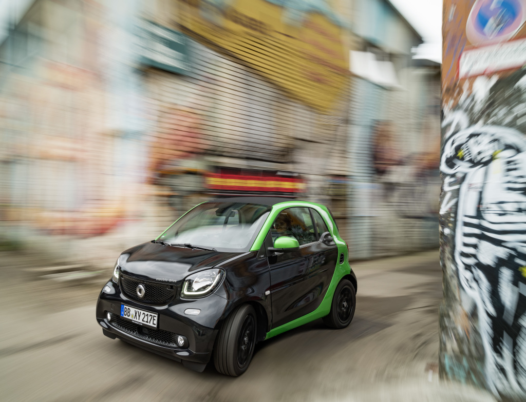 smart fortwo electric drive; Exterieur: schwarz; Interieur: schwarz ;Elektrischer Energieverbrauch gewichtet: 12,9 kWh/100km ; CO2-Emissionen kombiniert: 0 g/km smart fortwo electric drive; exterior: black; interior: black; Electric power consumption, weighted: 12.9 kWh/100km; CO2 emissions combined: 0 g/km