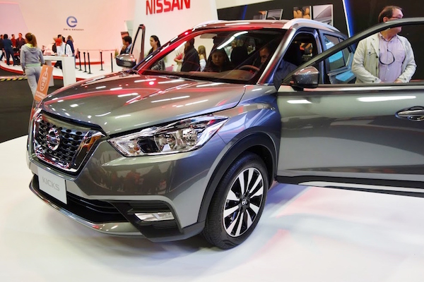 Nissan-Kicks-front-three-quarters-at-2016-Bogota-Auto-Show