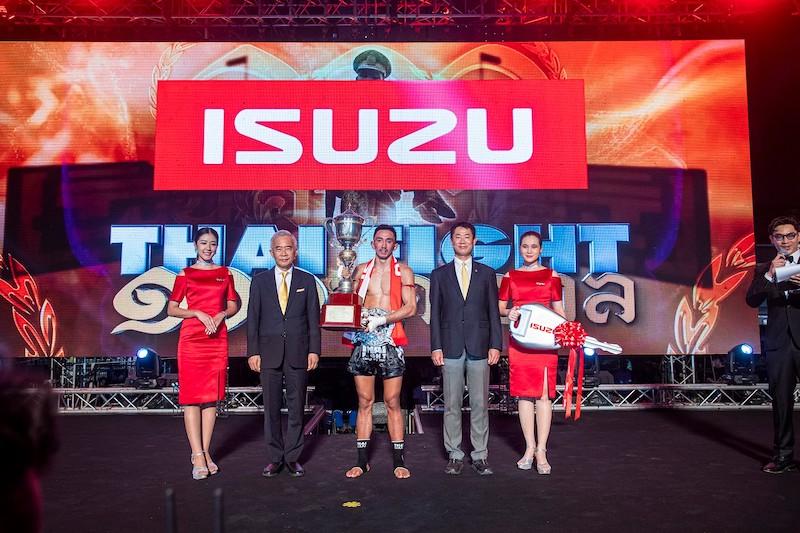 <strong><u>อีซูซุแสดงความยินดีกับ 3 นักมวยไทยครองถ้วยพระราชทาน ในศึก THAI FIGHT 2022    รอบชิงชนะเลิศ</u></strong>