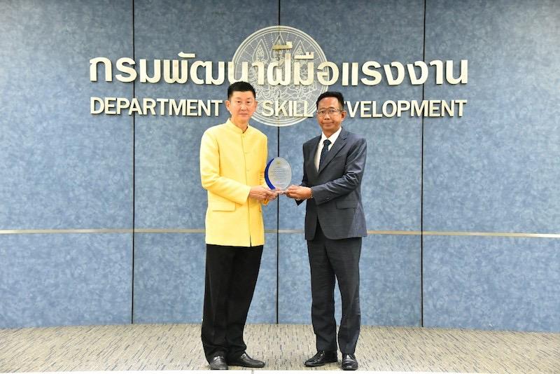 <strong>โตโยต้าสนับสนุนการพัฒนาฝีมือแรงงาน เพื่อส่งเสริมอุตสาหกรรมยานยนต์ไทยรับโล่ประกาศเกียรติคุณเครือข่ายพัฒนาฝีมือ จากกรมพัฒนาฝีมือแรงงาน</strong>