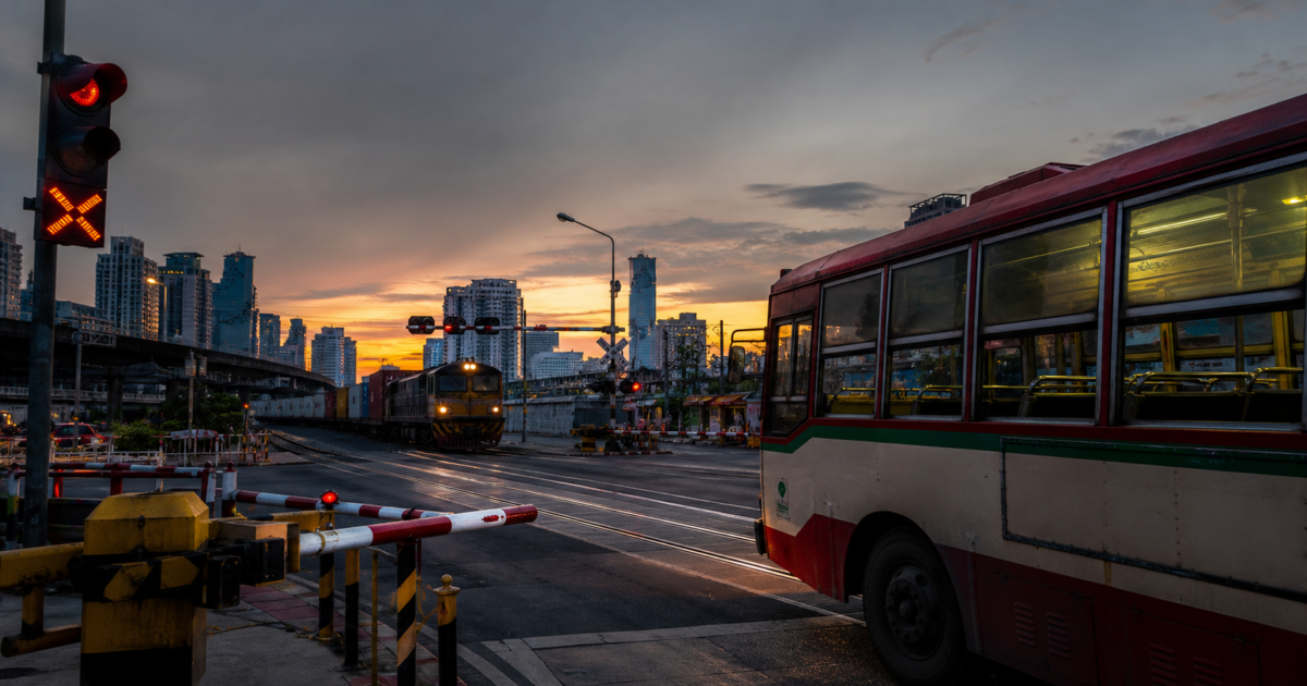 รถไฟชนรถเมล์มักกะสัน: เมื่อผังเมืองผิดพลาด แต่เรายังโทษแค่วินัยคน