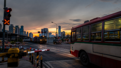 รถไฟชนรถเมล์มักกะสัน: เมื่อผังเมืองผิดพลาด แต่เรายังโทษแค่วินัยคน